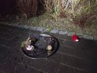 Der gelöschte Adventskranz vor dem Wohnhaus