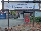 Vor dem Gerätehaus der Feuerwehr in Langern weist ein Banner auf den Martinszug hin.