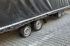 Die gar nicht vorhandenen beziehungsweise sehr mangelhaften Reifen des Anhängers.