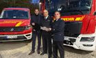 Schlüsselübergabe. Von links Dr. axel von der Ohe; Christoph Bahlmann und Michael Psarrianos.
Das Bildmaterial ist unter Nennung der Bildquelle Feuerwehr Hannover zur Veröffentlichung im Zusammenhang mit dieser Pressemitteilung freigegeben.