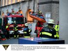 Einsatzkräfte der Feuerwehr München bei einem Höhenrettungseinsatz.