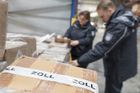 Zöllner bei der Kontrolle von Paketen