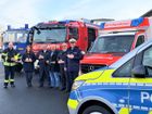 Übergabe der Türkeile zur Unterstützung im Einsatz: V.l.n.r.: Christian Hengstebeck (Freiwillige Feuerwehr Olpe), Anne Herr (#sicherimDienst), Johannes Feiter (THW), Patrick Becker (Kreis Olpe), Thomas Hengstebeck (Stellv. Kreisbrandmeister), Ralf Kluxen (Kreispolizeibehörde Olpe).