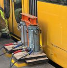 © Feuerwehr Dresden
Schwere hydraulische Heber wurden in Stellung gebracht, um die Straßenbahn anzuheben, damit die Patientin gerettet werden konnte.