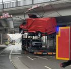 © Feuerwehr Dresden
Der Kleintransporter droht vom Anhänger des Fahrzeugtransporters zu stürzen.