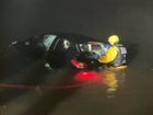 © Feuerwehr Dresden
Ein Einsatzschwimmer bringt eine Rundschlinge am Fahrzeug an, damit es im Anschluss aus dem Wasser gezogen werden kann.