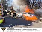 Die Feuerwehr München im Einsatz beim Brand einer Kehrmaschine und eines Pkw auf der Drygalski-Allee.