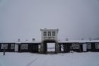 Eingangstor zum ehemaligen Konzentrationslager Groß-Rosen in Rogoznica, Polen. Die Inhaftierten mussten Schwerstarbeit im Steinbruch leisten.