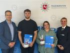 Als Anerkennung für ihre gezeigte Courage überreichten Antje Schlichtmann, Leiterin der Polizeiinspektion Verden/Osterholz, und Andreas Lohmann, Leiter des Zentralen Kriminaldienstes, Frau Inna Rommelfanger und Herrn Leon Eßmann die Dankesurkunden.