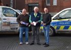 (v. li.) Thomas Vortkamp (Kriminalhauptkommissar), Manfred Lenz (Vorsitzender Tafel Gronau e.V.), Martin Mensing (Erster Kriminalhauptkommissar)