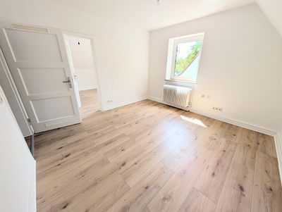 **Frisch renoviert: +neuer Laminat +weiße Wände +neues Tageslichtbad +gemütlich**