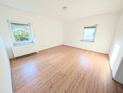 **Garten gefällig? Großzügige Wohnung mit modernem Tageslichtbad und eigenem Garten**