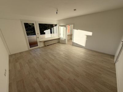 Erstbezug nach Sanierung: Moderne 3-Zimmer-Wohnung mit großer Loggia & TG-Stellplatz in Stellingen