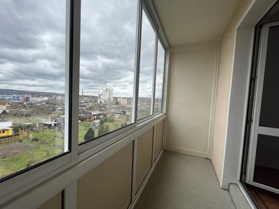 2-Zimmer-Wohnung mit Blick auf Gartenanlage und Stadt