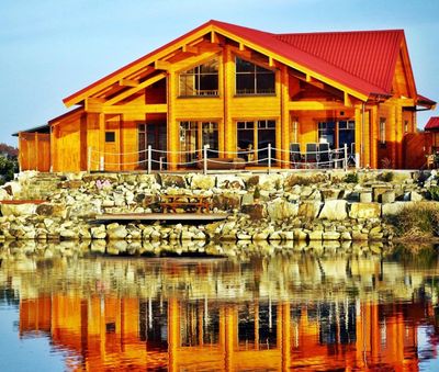 Freistehendes Blockbohlenhaus direkt am See
