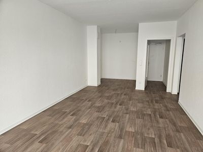 Frisch sanierte 2-Raum-Wohnung / Erstbezug -- großer Balkon