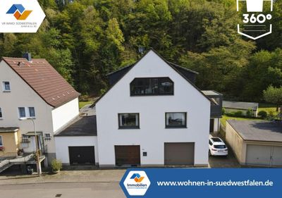 VR IMMO: Handwerkertraum: Zweifamilienhaus mit großer Garage und Werkstatt.