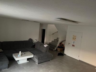 Moderne Maisonette-Wohnung mit 6 Zimmern, 141 m² Wohnfläche und zwei Stellplätzen – Baujahr 2022