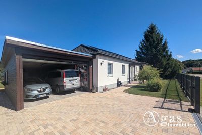 Ein Lebensgefühl statt nur vier Wände: Moderner Bungalow mit Pool, Sauna und großem Gartenparadies