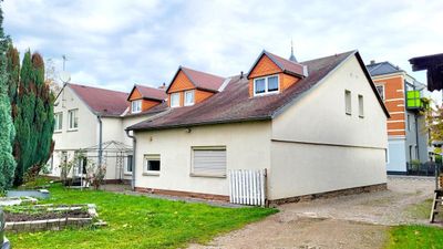 +KAPITALANLAGE+
Individuelles Mehrfamilienhaus mit Gewerbeeinheit in zentraler Lage von Freital-Deuben!