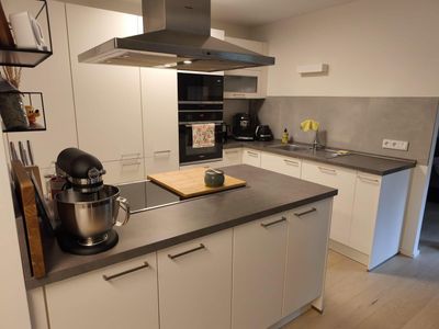 Neuwertige, zentrale 3 Zimmer-Whg mit Balkon, EBK und TG