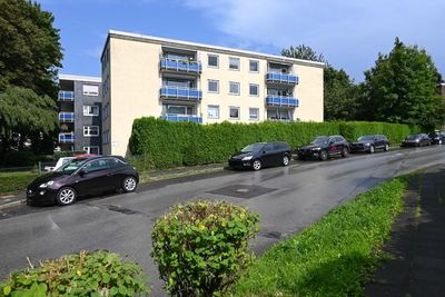 Solide Kapitalanlage – Vermietete 4 Zimmer Wohnung mit zwei Bädern, Balkon und Garage!