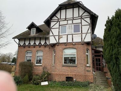 Einfamilienhaus mit Vollkeller , Nebengebäude mit Einliegerwohnung und Abstellräume.