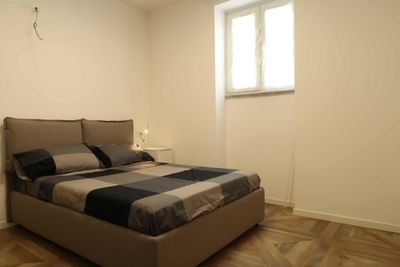 A WELL FURNISHED ROOM IN A VIBRANT FLATSHARE APARTMENT.