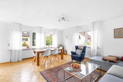 Seltene Gelegenheit!
Modernisierte 4-Zimmer-Wohnung mit Süd-Balkon in ruhiger und zentraler Lage