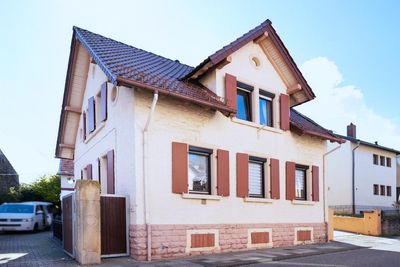 Wachenheim - Vermietetes Einfamilienhaus mit Scheune und Garten!