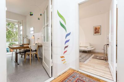 2 Zimmer + 50 m² Dachtraum – Atelier, Werkstatt, Mode & Modelleisenbahnfahrer aufgepasst!