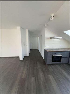 Stilvolle, modernisierte 2-Zimmer-Dachgeschosswohnung mit Loggia, Einbauküche