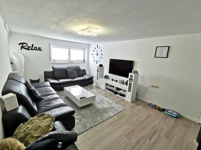 Solide vermietet, modernisiert und gut geschnitten: Helle 2-Zimmer-Wohnung mit Außenstellplatz