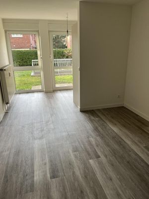 Modern & bezugsfertig: 2-Zimmer-EG-Wohnung mit kl. Terrasse, EBK & Stellplatz – ideal für Singles