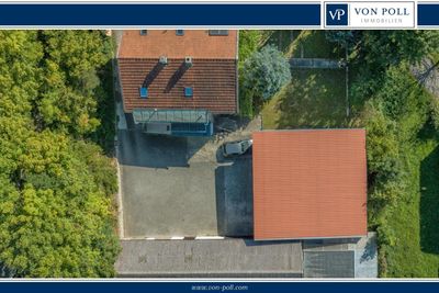 Großzügiges Zweifamilienhaus mit großem Grundstück und vielseitigen Nebengebäuden