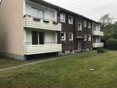 Gemütliche Balkonwohnung mit Laminat und modernem Duschbad