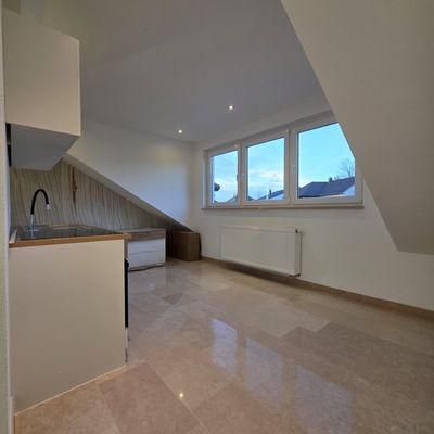 Sanierte Dachgeschosswohnung mit gehobener Ausstattung und Einbauküche!!!