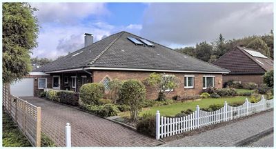 Sehr großzügiger Bungalow mit Einliegerwohnung und Ausbaureserve in in beliebter ruhiger Wohnlage !