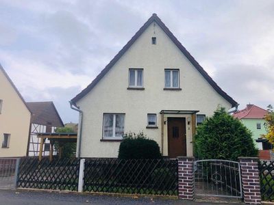 Massiv errichtetes freistehendes Haus