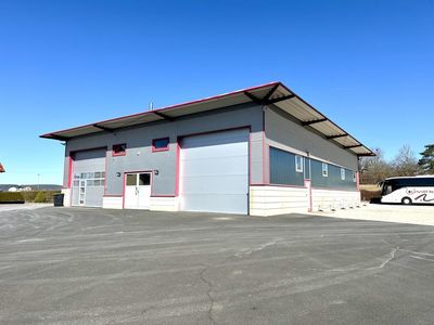 Großzügige Halle mit Büro, Aufenthaltsraum und Umkleiden! Frei nach Vereinbarung!