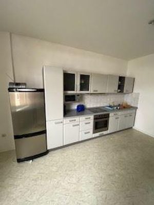 Großzügige 2-Zimmer mit Laminat und EBK in zentraler Lage!!!