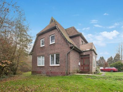 Renovierungsbedürftiges Dreifamilienhaus mit großem Grundstück und zwei Garagen in Jaderberg