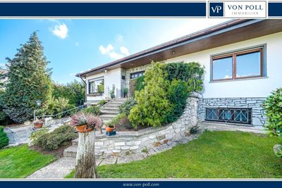 Bungalow-Stil in Feldrandlage: zwei Garagen, Stellplätze, Garten & sonniges Grundstück in Usingen-OT