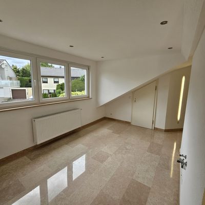 Sanierte Dachgeschosswohnung mit gehobener Ausstattung und Einbauküche!!!