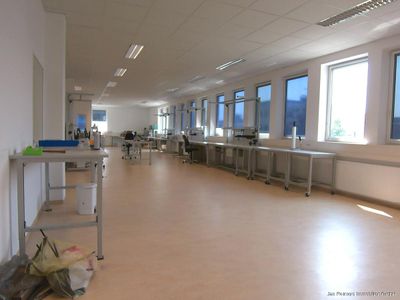 HELL & MODERN, FÜR ELEKTRONIK PRODUKTION / ENTWICKLUNG / BÜRO / LAGER