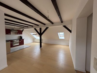 4-Raum DG-Appartment mit großen Fenstern und offener Einbauküche