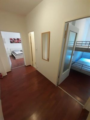 1,5-Zimmer Wohnung, Hochpaterre, Die Wohnung liegt hin zu einer Grünanlage.