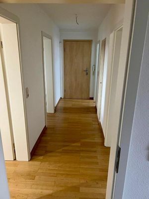 SCHWEINFURT: Komplett sanierte 3-Zi-DG-Wohnung
