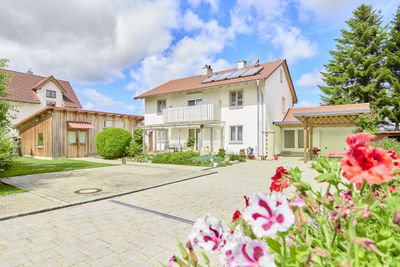 Ein Zuhause, zwei Möglichkeiten mit diesem Einfamilien- oder Zweifamilienhaus samt Garten und großer Oldtimergarage in Penzing