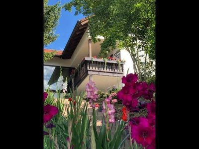 Ein unter architektonischen Gesichtspunkten entworfenes, schickes Haus mit Einliegerwohnung